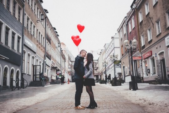 Finding Casual Hookups While Traveling: 7 Tips