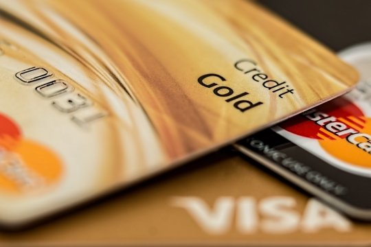 Jak przestać płacić dodatkowe pięciogwiazdkowe koszty przetwarzania kart kredytowych