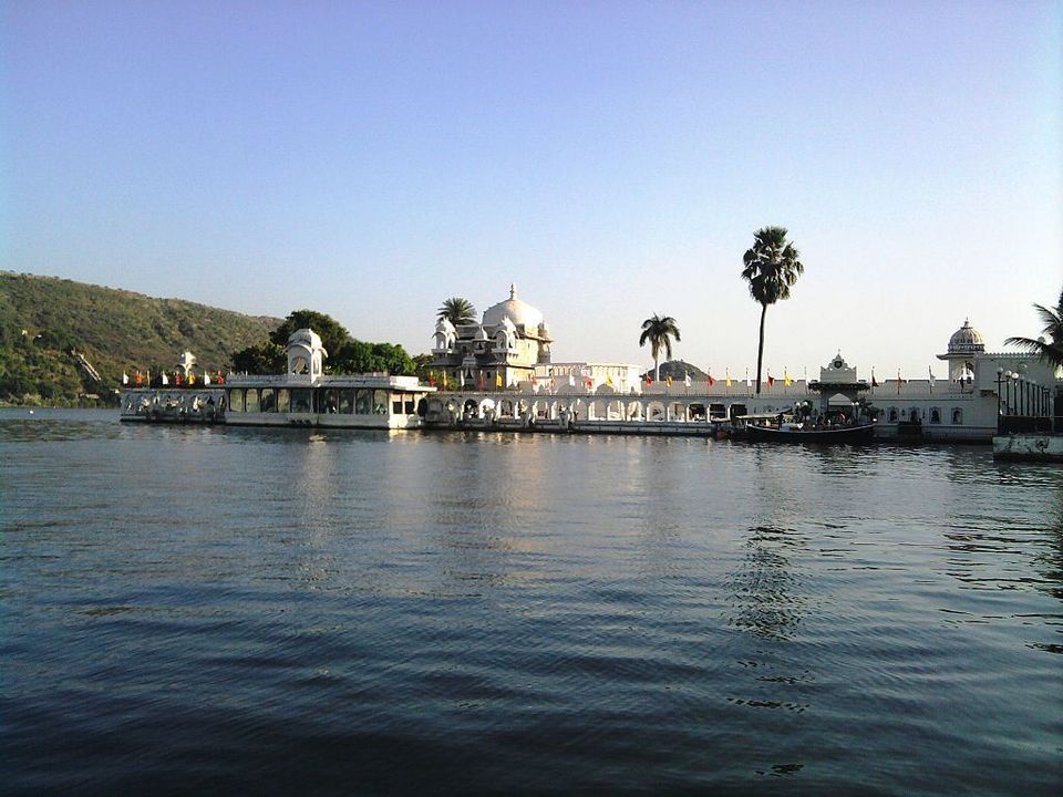 Jagmandir Palace, Pichola Lake